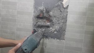 Kỹ thuật viên đang thay đoạn ống bị rò